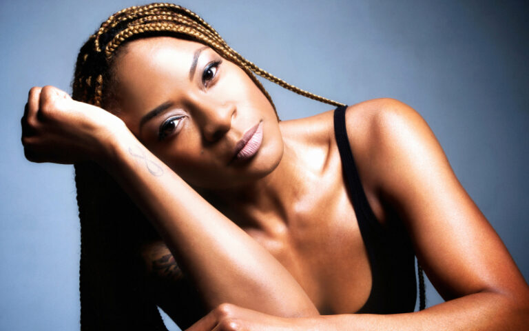 Jully Black leaning against her hands for photo shoot