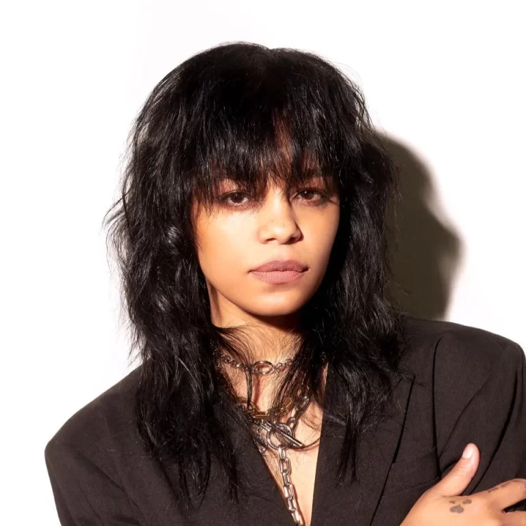 Fefe Dobson posing with arms together for a photo shoot.