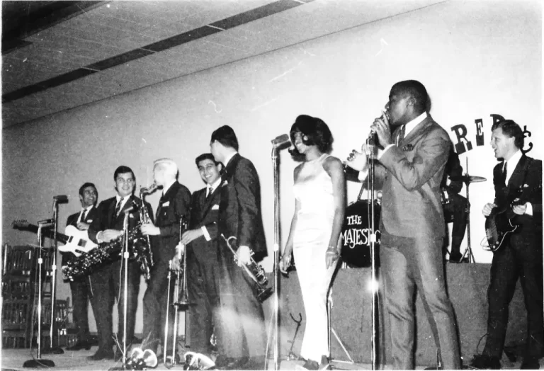 Full band performing at the Gogue Inn