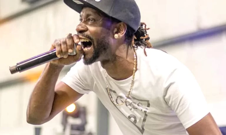 Sampaloo on stage in white, performing