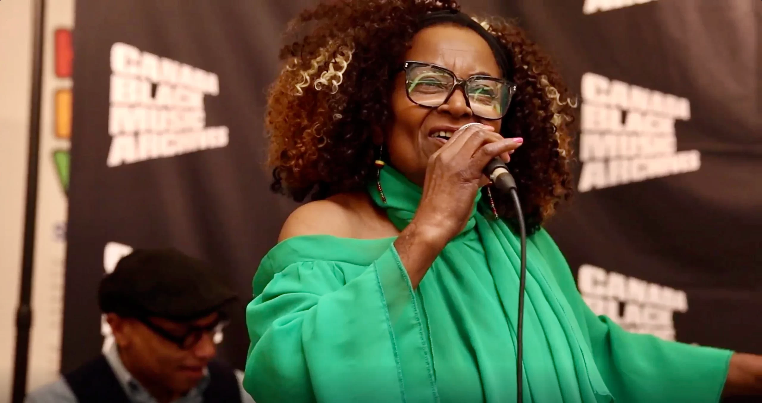 Nana McLean performing and singing with Eddie Bullen on the keyboard